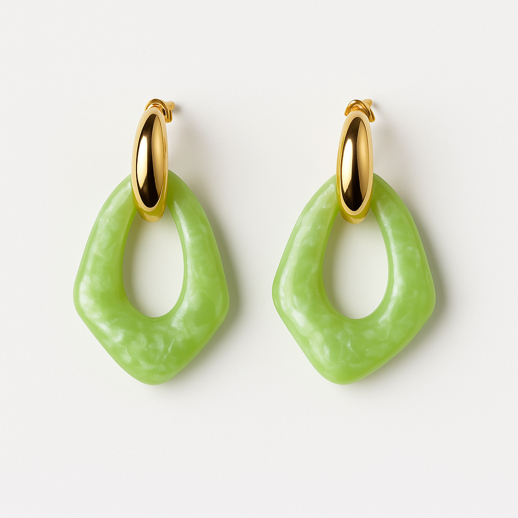 Pendientes verde pastel con anilla dorada brillante, diseño moderno y minimalista.