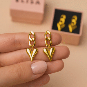 Pendientes dorados con corazón colgante y eslabones bañados en oro 18K de Rosa & Elisa.
