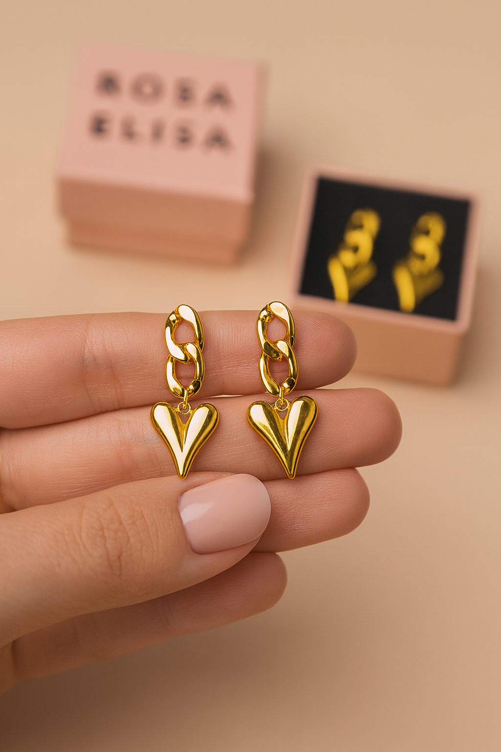 Pendientes dorados con corazón colgante y eslabones bañados en oro 18K de Rosa & Elisa.