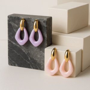 Pendientes Piedra Nácar Pastel con base Dorada — Diseño Moderno y Ligero