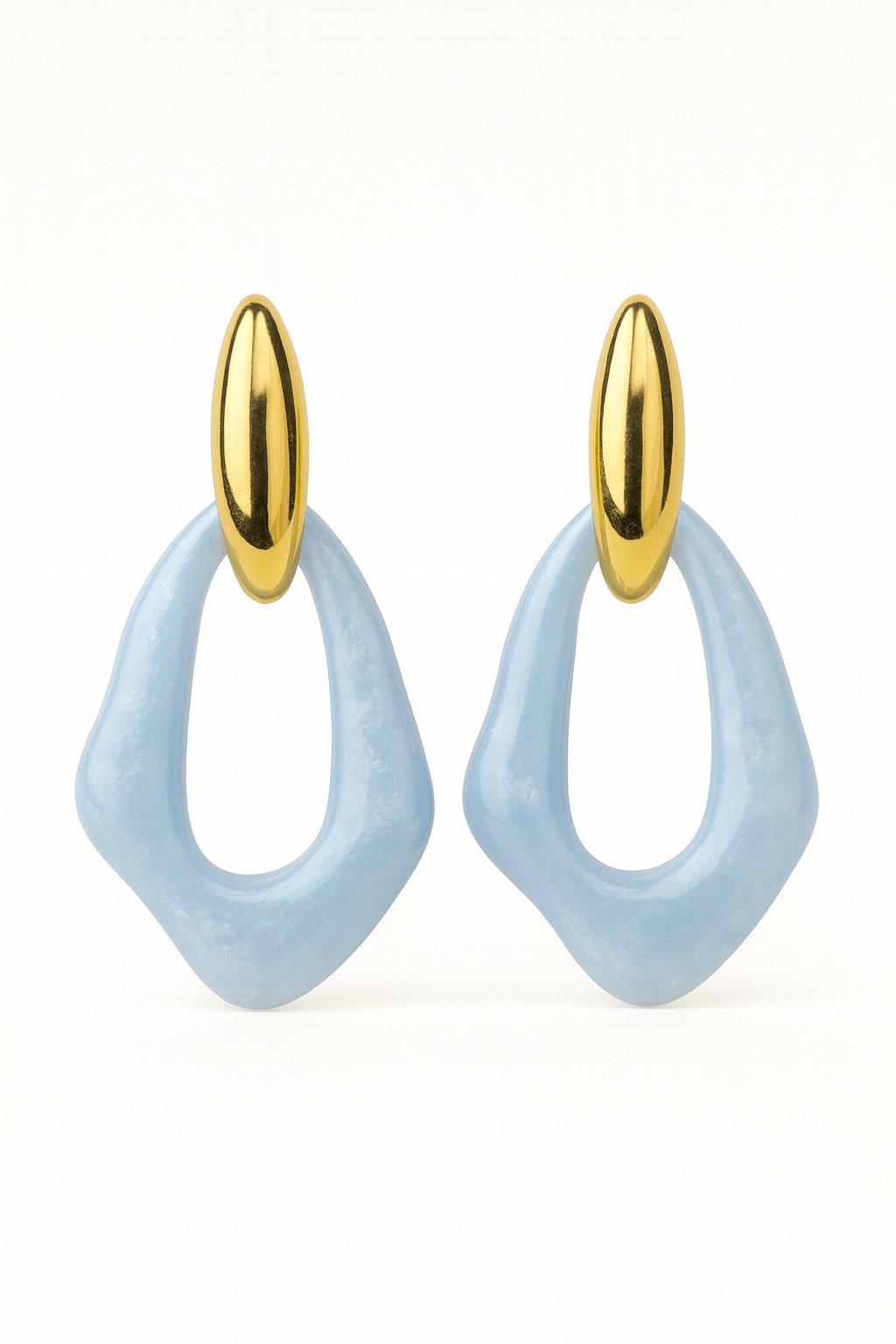 Pendientes azul pastel con aplique dorado brillante, diseño moderno y orgánico.