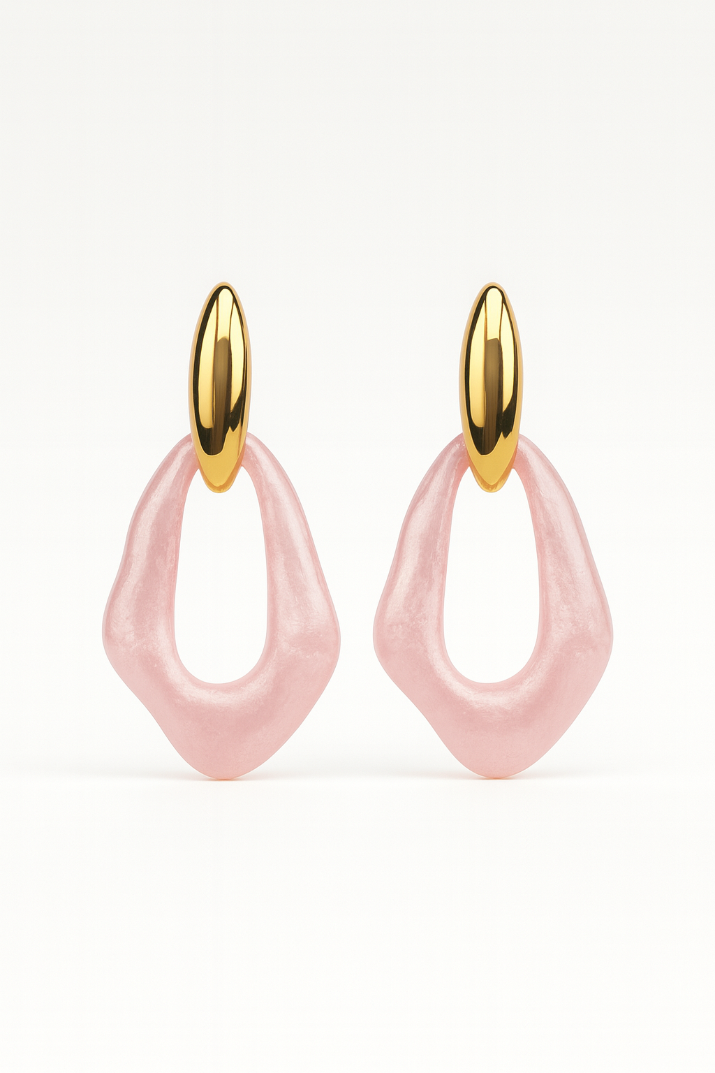 Pendientes rosa pastel con pieza dorada brillante, diseño moderno de forma orgánica.