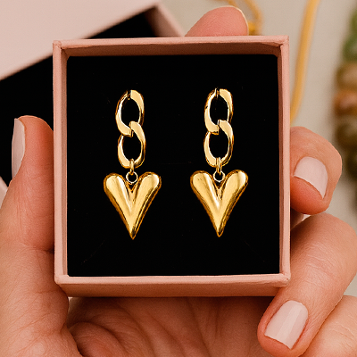 Pendientes dorados con forma de corazón en caja rosa, joyería Rosa & Elisa en Valencia.