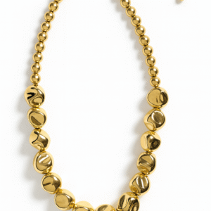 Collar dorado de cuentas orgánicas con acabado brillante sobre fondo blanco.