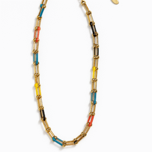 Collar de eslabones dorados combinado con piezas de colores vibrantes sobre fondo blanco.
