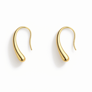 Pendientes Gota Dorada Minimal con diseño fluido y baño de oro 18K. Modernos, hipoalergénicos y resistentes al agua. Elegancia minimalista para cualquier ocasión.